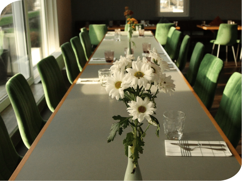 Lange eettafel in restaurant